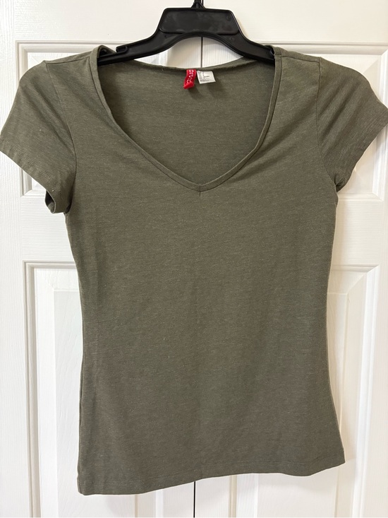 Divided Tops - Divided Olive Green V-Neck Short Sleeve Tee